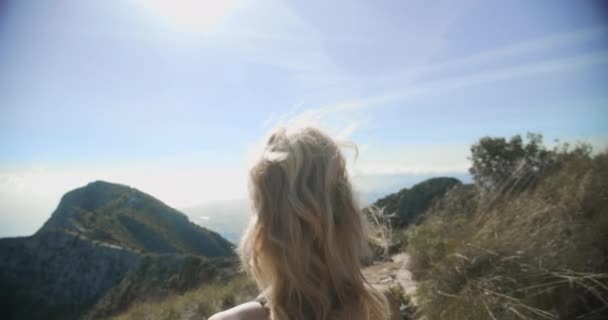 Ung Blond kvinna vandrar i landskapet La Concha — Stockvideo
