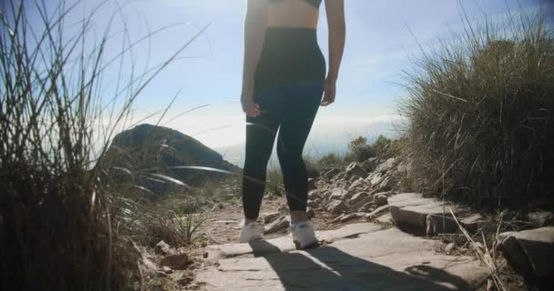 Mujer en ropa deportiva caminando para ver la montaña de La Concha — Vídeos de Stock