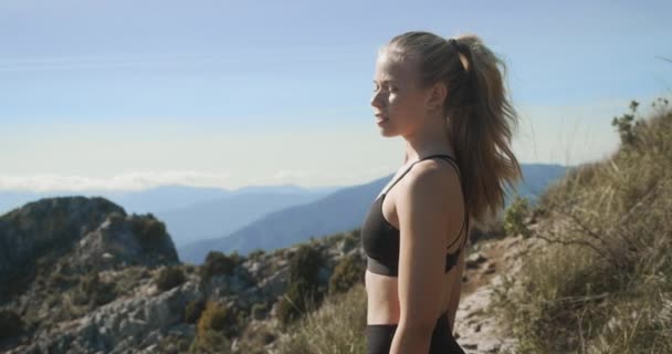 Mujer rubia en ropa deportiva caminando en el paisaje de La Concha — Vídeos de Stock