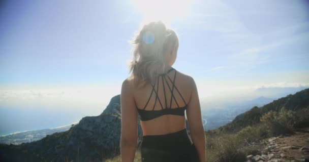Ung Blond kvinna vandrar i landskapet La Concha — Stockvideo