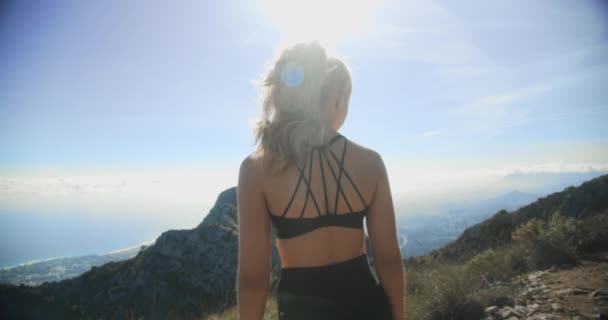 Joven mujer rubia caminando en el paisaje de La Concha — Vídeos de Stock