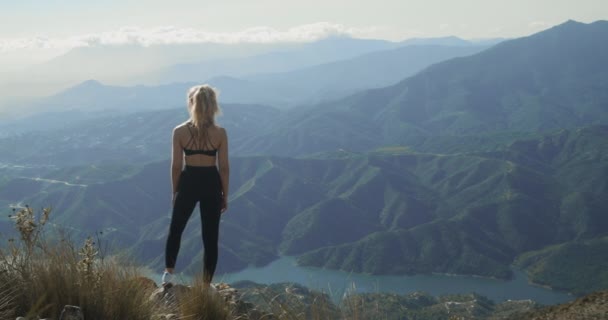 Mujer mirando el dramático paisaje de La Concha antes de alejarse — Vídeos de Stock