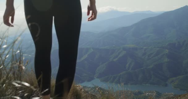 Mujer rubia en ropa deportiva caminando en el paisaje de La Concha — Vídeos de Stock