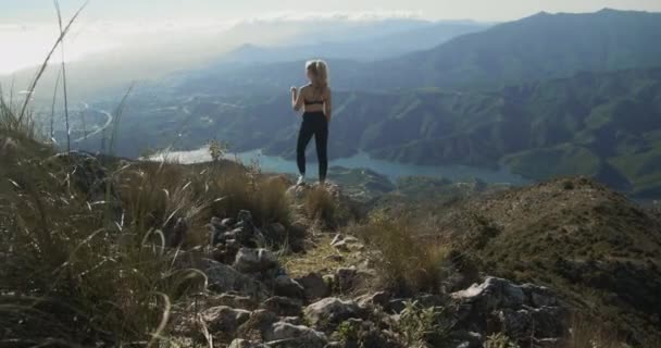 Jovem loira olhando para paisagem dramática de La Concha — Vídeo de Stock