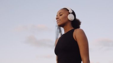 Spor Giyim 'deki Kadın Gün Doğuşuna Bakıyor