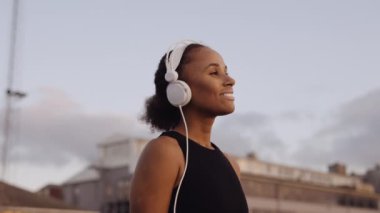 Limanda Gündoğumunda Spor Giyimli Serene Woman