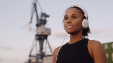 Limanda Gündoğumunda Spor Giyimli Serene Woman