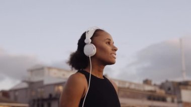 Limanda Gündoğumunda Spor Giyimli Serene Woman