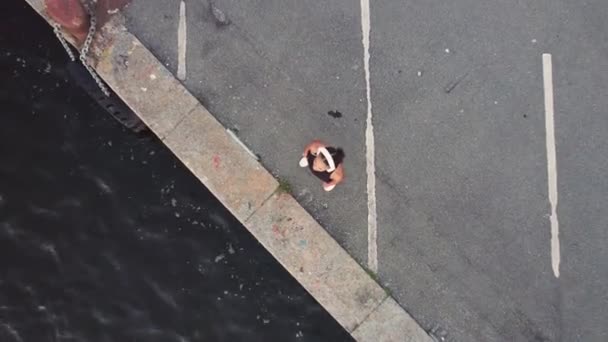 Dron nad ženou na okraji přístavu — Stock video