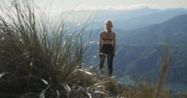 La Concha 'nın dramatik manzarasına bakan genç sarışın kadın.