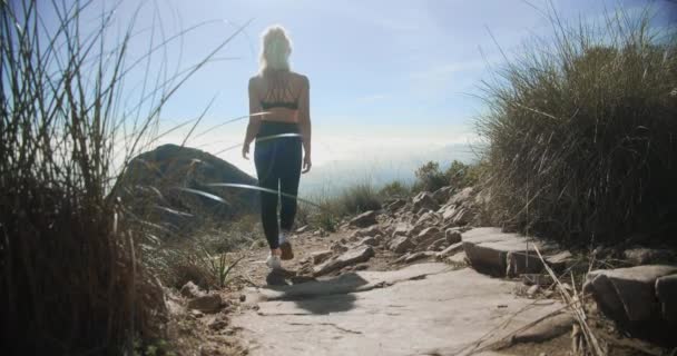 Mujer en ropa deportiva caminando para ver la montaña de La Concha — Vídeo de stock
