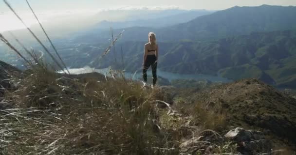 Junge blonde Frau blickt auf dramatische Landschaft von La Concha — Stockvideo