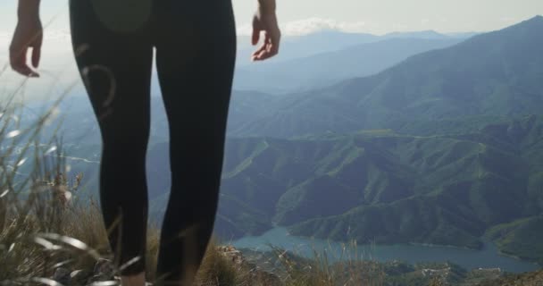 Mulher loira em Sportswear Walking In La Concha Paisagem — Vídeo de Stock