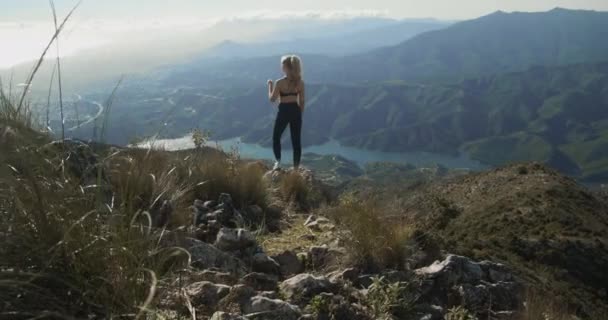 Mujer rubia joven mirando el paisaje dramático de La Concha — Vídeos de Stock