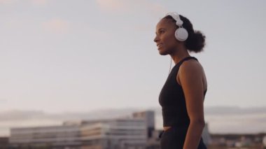 Spor Giyim 'deki kadın koşudan sonra şehre bakıyor.