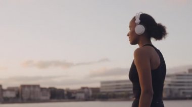 Spor Giyim 'deki kadın koşudan sonra şehre bakıyor.