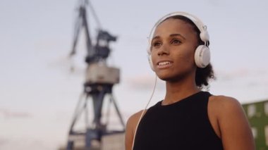 Limanda Gündoğumunda Spor Giyimli Serene Woman