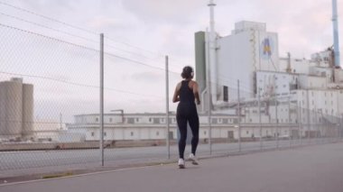 Siyah Giyen Genç Kadın Limanda Koşuyor