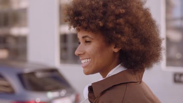 Mujer con afro caminando por la calle en la ciudad — Vídeos de Stock