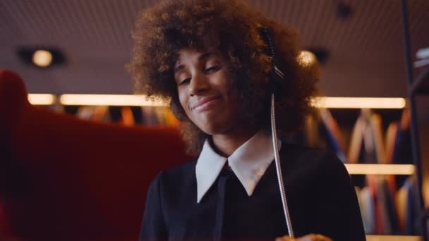 Vrouw met Afro Luisteren naar Record Player met hoofdtelefoon — Stockvideo