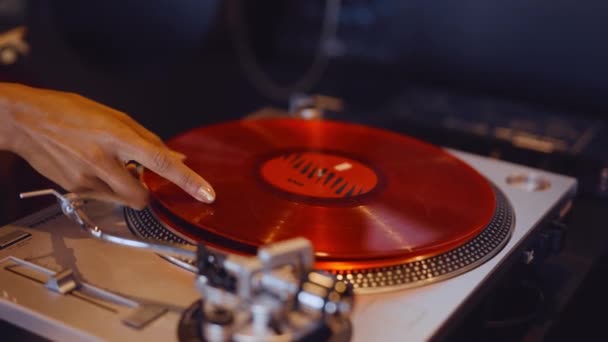 Femme mettant disque vinyle rouge sur tourne-disque — Video