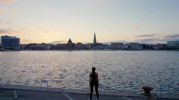 Drone sobre la mujer en el puerto — Vídeos de Stock