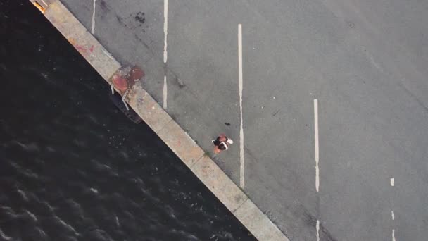 Drone over vrouw in de haven dan draaien om te joggen — Stockvideo