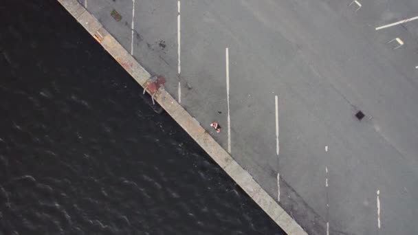 Drönare över kvinna i hamnen sedan vända sig till Jog bort — Stockvideo