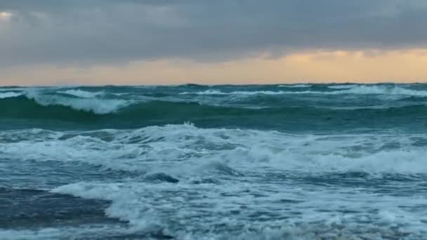 日没の空の下でビーチに転がり波 — ストック動画