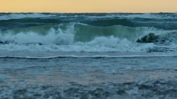 輝く太陽の下での回転する海の波｜スカイ — ストック動画