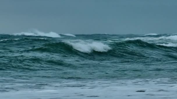 海の波が机の上でビーチに衝突 — ストック動画