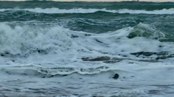 海の波が机の上でビーチに衝突 — ストック動画