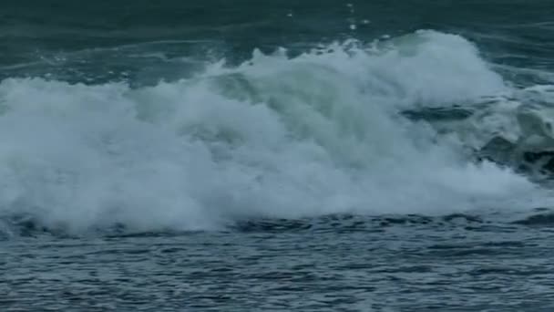 Océano olas estrellándose en la playa en el escritorio — Vídeos de Stock