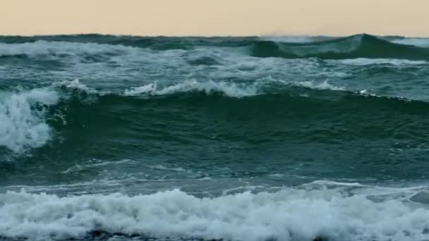 Vagues de l'océan roulant sous le coucher du soleil — Video