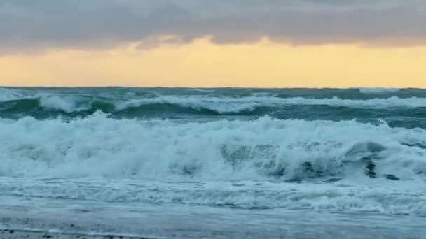 Ωκεανό κύματα τροχαίο στην παραλία στο ηλιοβασίλεμα — Αρχείο Βίντεο