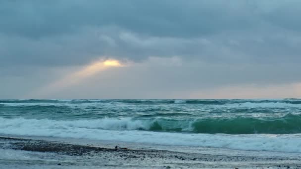 Rolling waves With Sun Ways Glowing From Cloudy Sky above — Stock video