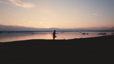 İzlanda Manzarasında Yürüyen Adamın Silüeti
