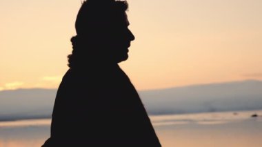 Siluetli Adam Soğuk Gün Batımında Yürüyor
