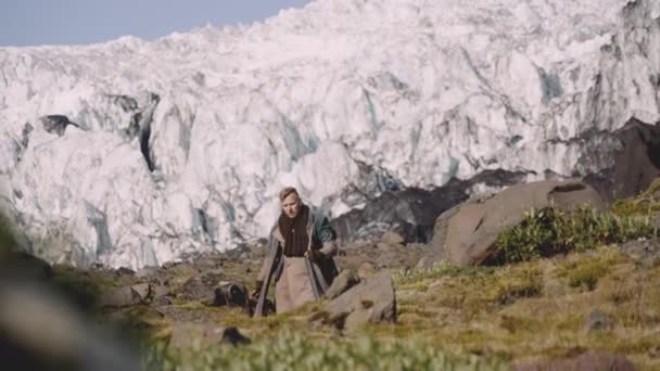 Étui de guitare voyageur sur Rocky Hill à côté du glacier — Video