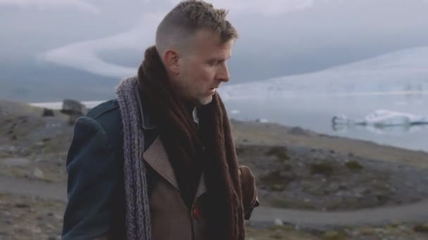 アイスランドの風景の中を歩く孤独な旅人 — ストック動画