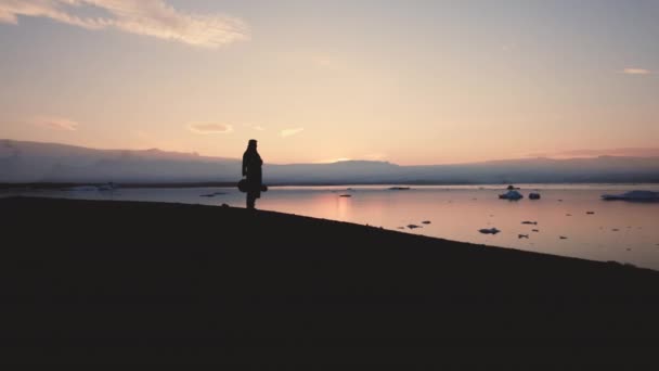 Silhouet van de mens staande in het IJslandse landschap — Stockvideo