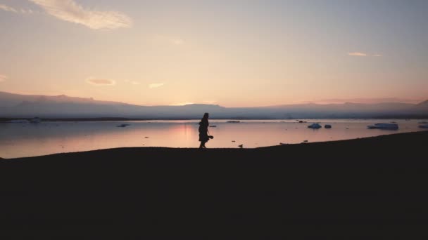 Silhouet van de mens wandelen door het IJslandse landschap — Stockvideo