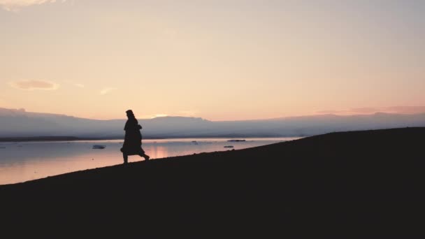 Silhuett av människan vandrar genom isländskt landskap — Stockvideo