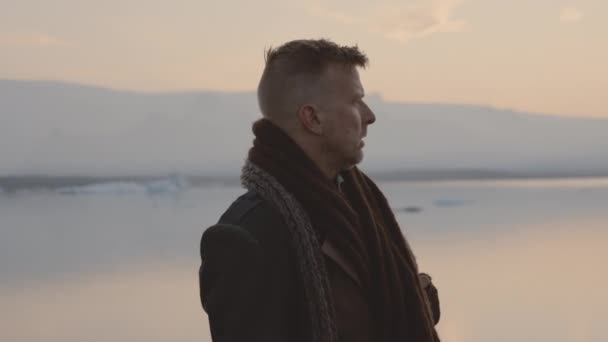 Man die rondkijkt in koud zonsondergang landschap — Stockvideo