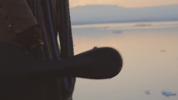 Man dragen gitaar geval door koude zonsondergang landschap — Stockvideo