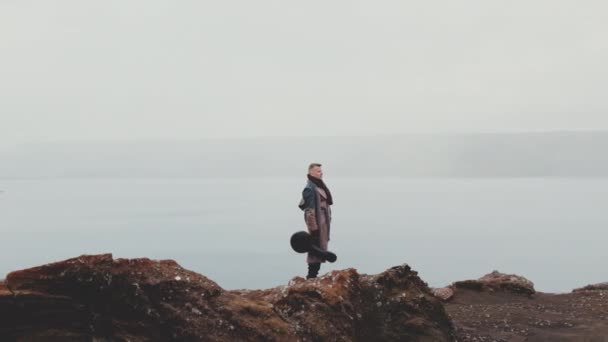Resande man stående på klippor med utsikt över floden — Stockvideo