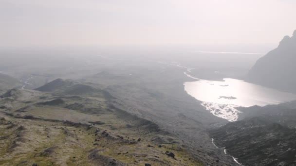 햇빛비추는 계곡을 내려다볼 수있는 사람을 가로지르는 드론 — 비디오