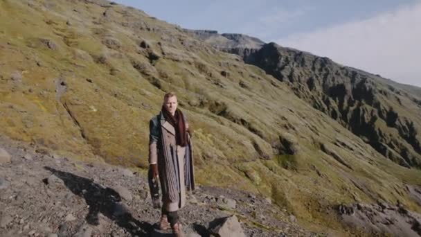 Un voyageur debout au-dessus de la vallée ensoleillée — Video