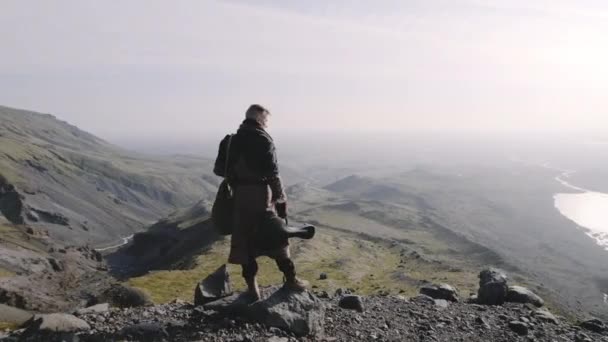Reizende man staande boven zonovergoten vallei — Stockvideo