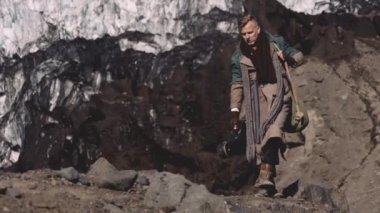 Buzul Tarafından Kayalarda Yürüyen Gitarlı Adam